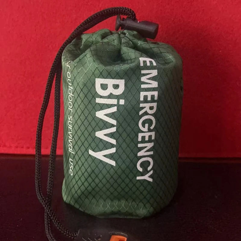 Sac de Couchage d'Urgence – Couverture de Survie Thermique Mylar, Léger, Imperméable, Abri Portable pour Camping et Randonnée