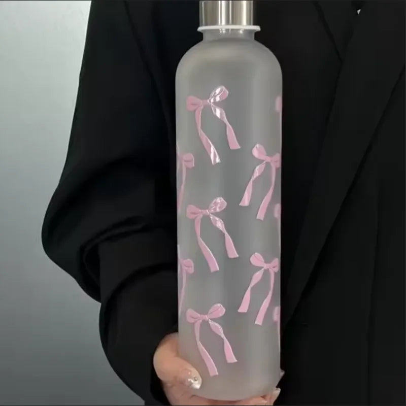 Gourde Style Papillon – Plastique Mat Dégradé, Antidérapante, Étanche – Couvercle en Acier Inoxydable – 1L