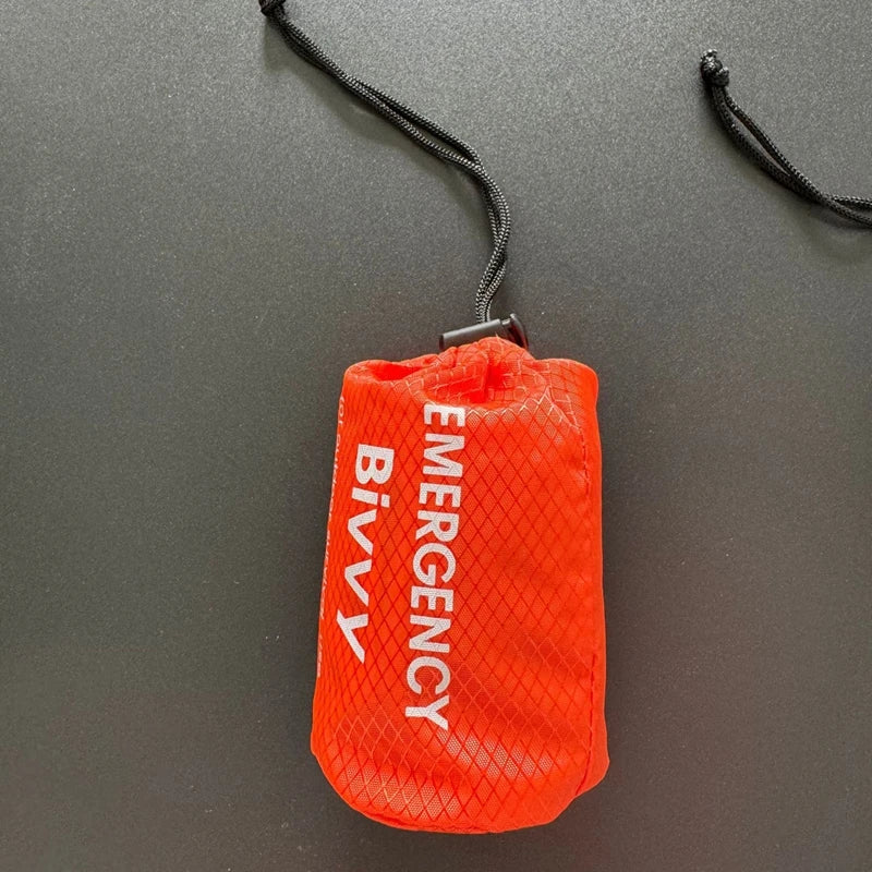 Sac de Couchage d'Urgence – Couverture de Survie Thermique Mylar, Léger, Imperméable, Abri Portable pour Camping et Randonnée