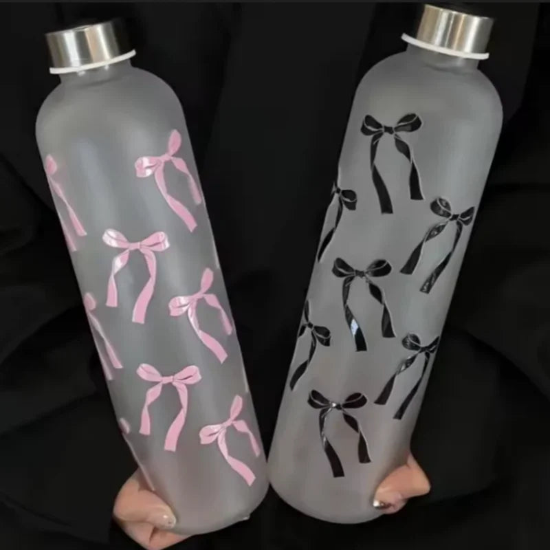 Gourde Style Papillon – Plastique Mat Dégradé, Antidérapante, Étanche – Couvercle en Acier Inoxydable – 1L