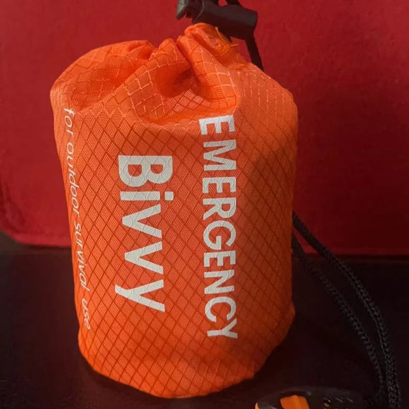 Sac de Couchage d'Urgence – Couverture de Survie Thermique Mylar, Léger, Imperméable, Abri Portable pour Camping et Randonnée