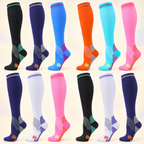 Chaussettes de compression sur un fond crème, sans bandeaux noirs