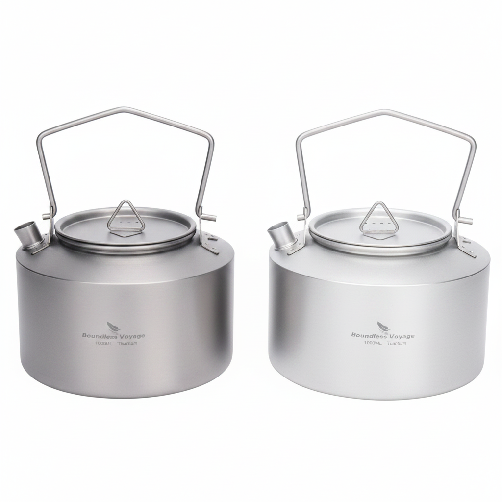 Deux bouilloires titanium côte à côte fond blanc