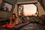 Femme camping matelas rouge corrigé