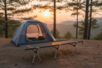 Lit de camp Desert Fox devant une tente
