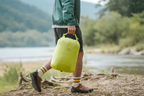 Sac étanche compression vert fluo bord de l'eau