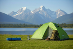 Tente verte avec équipement camping autour