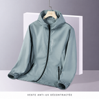 Veste anti-UV gris-bleu clair sur cintre, légende en français