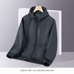 Veste anti-UV grise sur cintre, légende en français